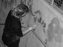 Dette er ikke Grafitti... Men vores kunstner Majken Zoëga Ramsøy der er i gang med Drømmeliv. Drømmeliv er navnet på det store kunstværk skal omgive den spanske trappe i Egestrædet.