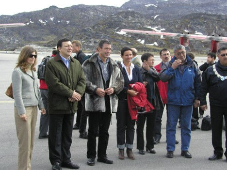 11 Besøget, som fandt sted under temaet "klimaforandringer", har haft en betydelig og positiv dækning i de grønlandske medier. Kongresmedlemmer og senatorer på besøg.