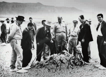 Opfindelser scanpix/corbis To måneder efter eksplosionen vendte Robert Oppenheimer og general Groves tilbage til resterne af det 20 meter høje tårn, som testbomben var placeret i.