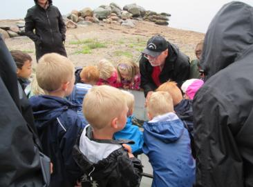 Fiskearrangement for Kløverløkkens børnehave den 16. september på Østerstrand. Selv om det regnede lidt var børnene meget interesseret i at se, og røre fiskene og hvad der nu befandt sig i karrene.