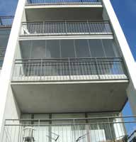 INFORMATION ALTANLUKNINGER En glaslukket altan eller terrasse kan bruges hele året. Flexifold altanlukninger beskytter altan eller terrassen mod vind, regn, sne og støv.