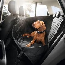Beskyttelsesmåtte til læssekant En praktisk måde at beskytte bilens stødfanger og bagagerumspanel mod skrammer ved af- og pålæsning.