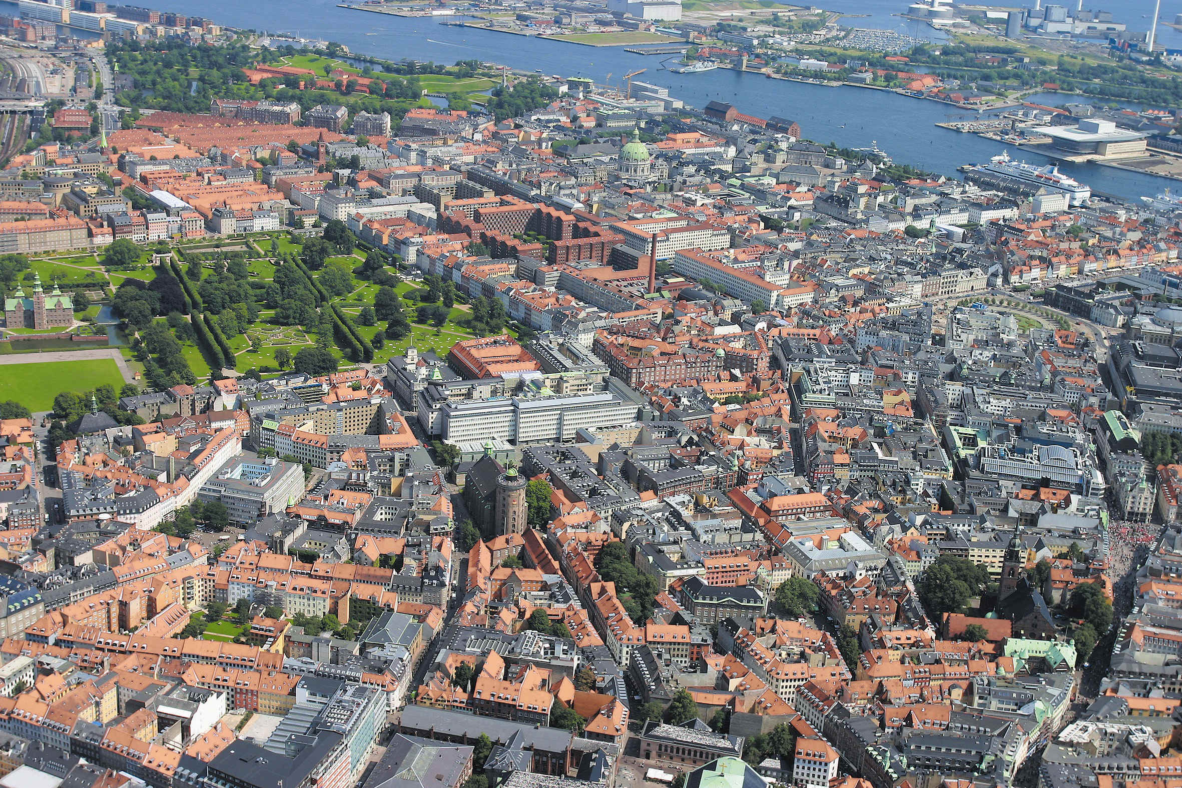 Statistisk Årbog er som fotografiet ovenfor, der viser et udsnit af København: Et øjebliksbillede, der viser en lang række facetter af danskernes liv og