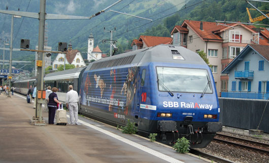 22 Tujina Ronald Ian Smith RAlpin stalno raste RAlpin AG, skupno podjetje družb BLS, Hupac, SBB Cargo in Trenitalia, vozi prek Švice vlake za prevoz tovornjakov, in sicer med terminaloma Freiburg in