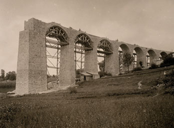 24 Zgodovina Nenad Pataky Otovski viadukt Razburljiva zgodovina belokranjske železniške proge od Novega mesta, prek Črnomlja do Metlike in Karlovca ni bila nikoli do konca pojasnjena.