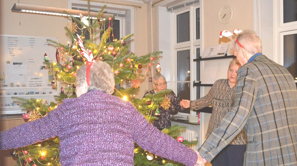 FOREDRAG JULEAFTEN Senere på aftenen var der først dans om juletræet og senere julesange på tegnsprog på storskærm.