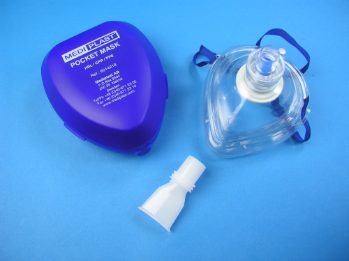 Pocket Mask DK 160119 POCKET MASKE MEDIPLAST kan tilbyde Dem en højkvalitets maske klar til brug ved mund til maskeindblæsning ved hjerte lungeredning. Masken kan anvendes både på børn og voksne.