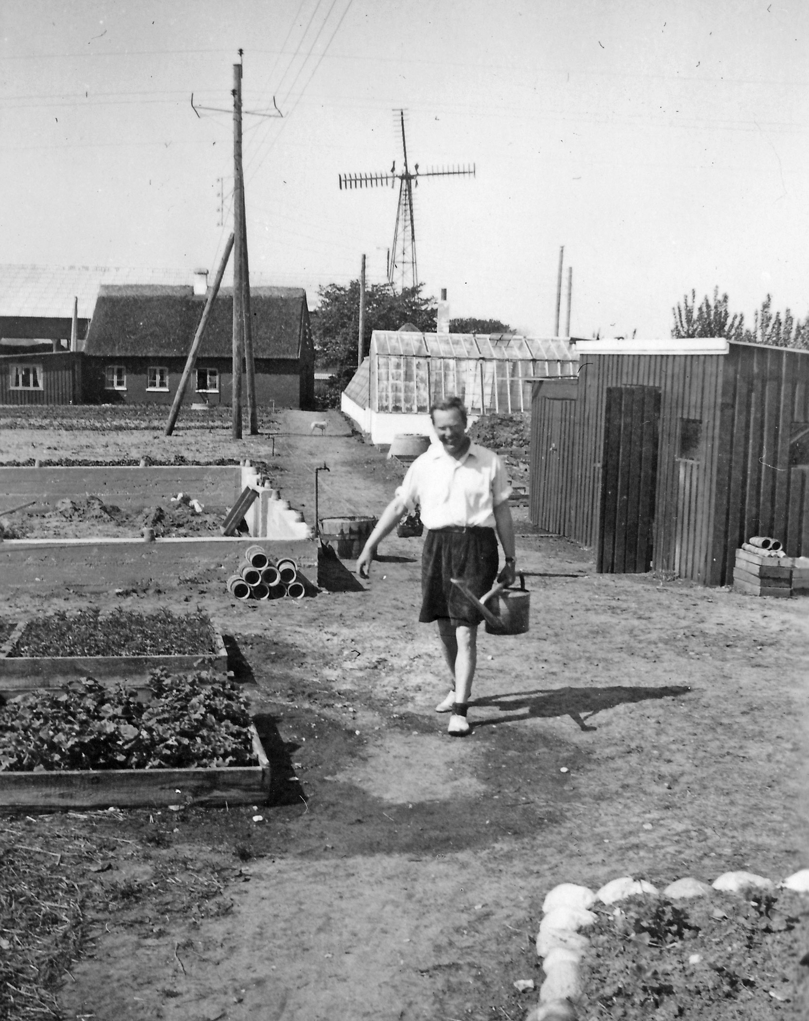 23 6.53-1943. Der arbejdes på friland. Det er Emil Flygge Jørgensen der står op midt i billedet. Beplantningen bagest i billedet er træerne bag rækken af de først byggede sommerhuse.