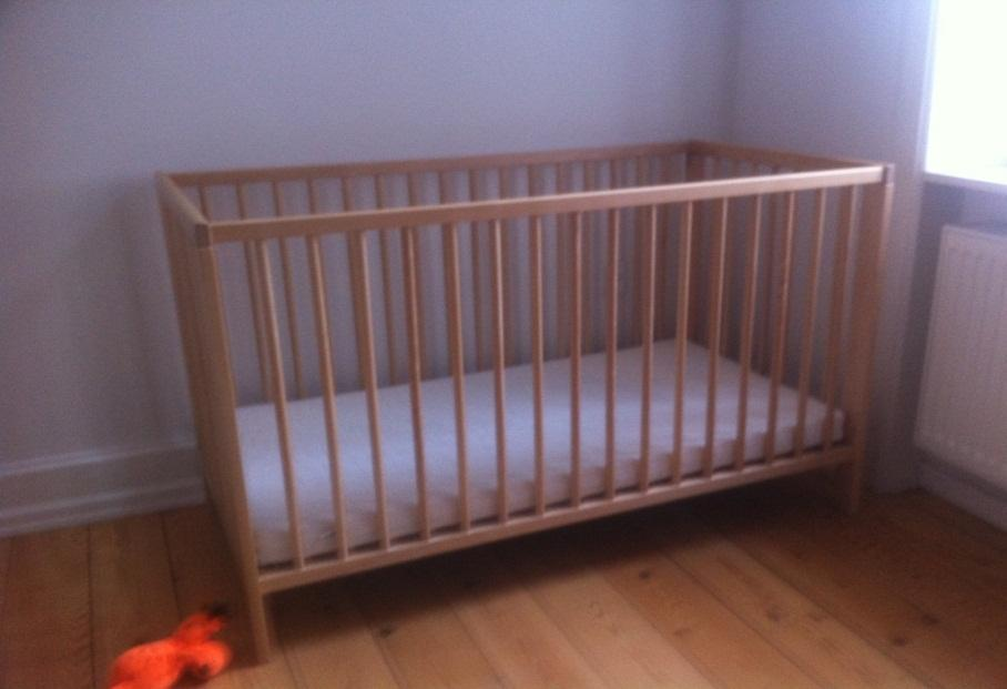 Indlæg Baby tremme seng til salg En Gullivar tremmeseng med Snosa madras fra Ikea sælges for 400 kr Ca 40