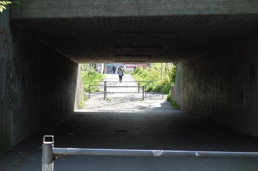 12. Tunnel/overgang til center. Denne tunnel er af stor betydning for beboerne i Vapnagaard, idet den er adgangsvej til de lokale indkøbsmuligheder.