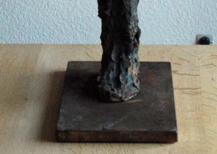 941. Ole Videbæk ( født 1947 ) Uden tel. Skulptur i brændt ler. Højde 70cm. Fod 20cm x 30cm. 2010 Ole Videbæk er udlært murer i 1969.