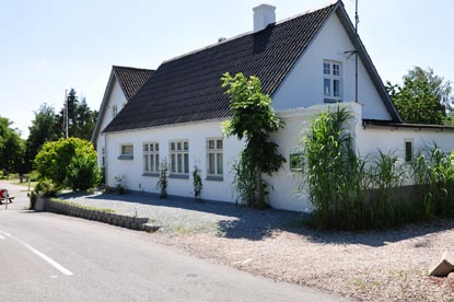 Hvordan var d i virkeligheden? Forskolen i Sallinge Fru Andersen boede i huset til venstre, som var bygget sammen med selve skolestuen. Der var kun et klasseværelse. 2.