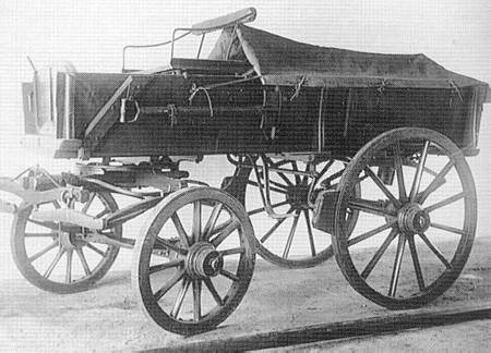 Trænvogn M.1909 G) er ca. 1,55 m høj og ca. 1,8 m bred. Den samlede længde er ca. 6 m (heraf aftagelig vognstang ca. 3 m).