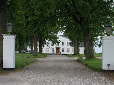I 1932 købte han gården ved tvangsauktion og uden Møllegården, da begge ejendomme var højt belånt.