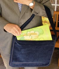 Hynde-tasken leveres i mange ensfarvet Dess.