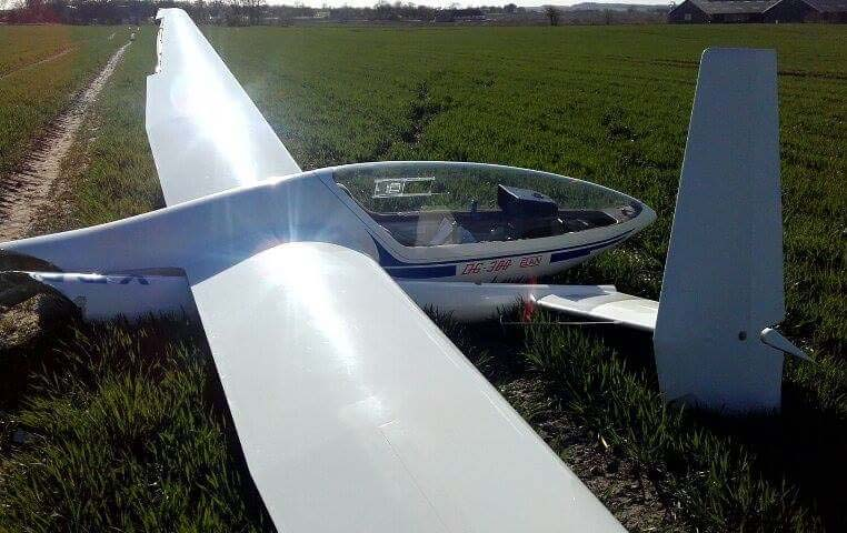 Skader på flyet Svæveflyet blev ødelagt som følge af havariet. Oplysninger om personel Piloten mand 19 år var i besiddelse af gyldigt Svæveflyvercertifikat.