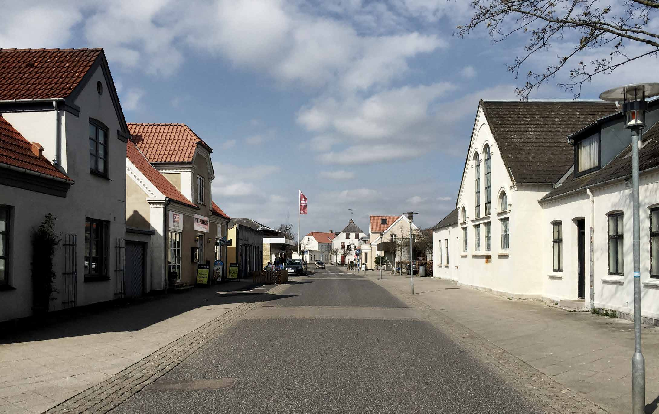 2.1 SØNDERGADE EKSISTERENDE FORHOLD Søndergades historiske udvikling med bebyggelsen orienteret omkring vejrummet har skabt et varieret, fint og bevaringsværdigt byrum.