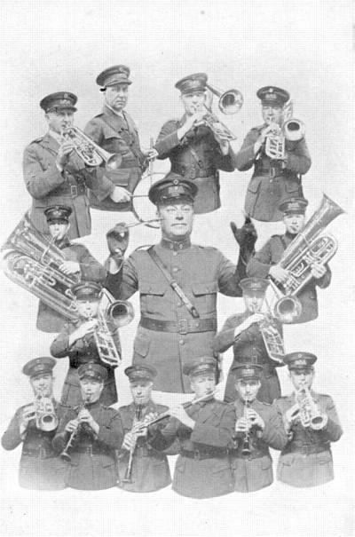 Om dansk militærmusik i 1911-1943 Indledning I mine hidtidige omtaler af Hæren i 1930'erne og 1940'erne har jeg ikke beskæftiget mig med den militære musik, men kun berørt reservehornblæsere og
