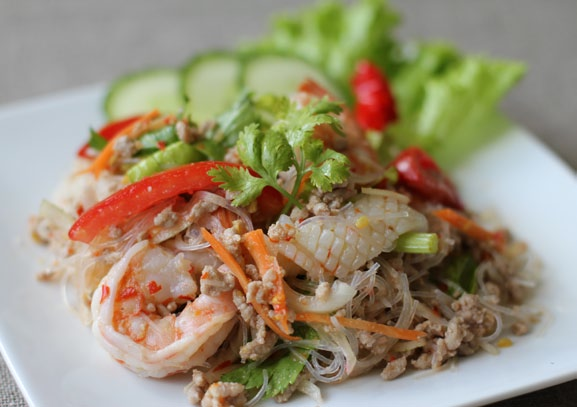 Thai glas nudel salat med hakket svinekød og