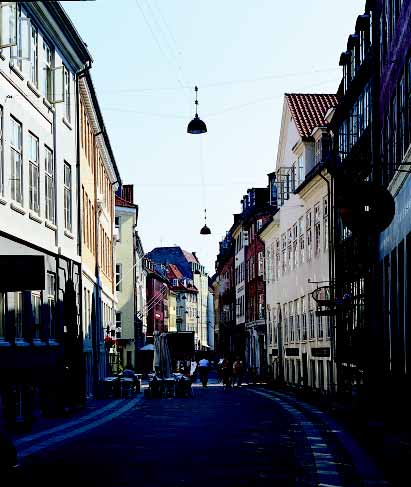 Middelalderbyen er præget af store helstøbte kvarterer af tæt karrébebyggelse, typisk i 3-4 etager som her i Strædet. Nytorv-Gammeltorv er et af Middelalderbyens meget markante byrum.