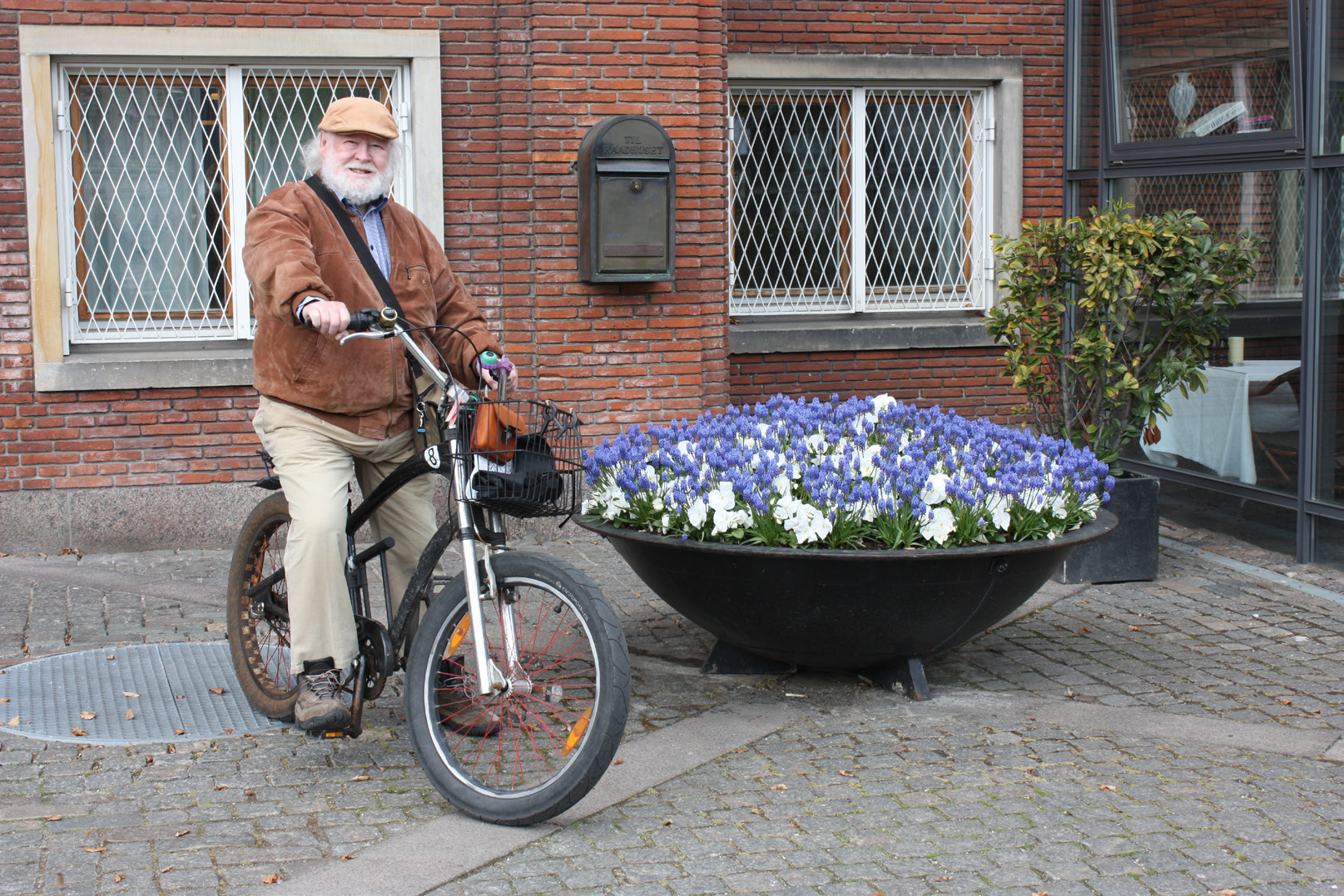 Der er behov for at vise det rette hensyn til ældre på cykelstien Hugo Vandet 80 år og medlem af Ældrerådet Bor på Peter Bangs Vej Hugo Vandet cykler dagligt på Frederiksberg og nyder at opleve byen
