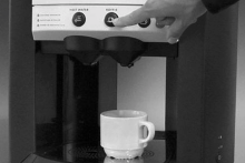 Hold hænderne og kroppen væk fra serveringsområdet, mens maskinen producerer kaffe eller varmt vand. 2. Tryk på kaffeknappen (fig. 8).
