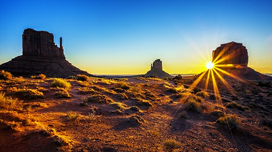westernfilm. Monument Valley har nemlig dannet scenografi til mange film. Området er en del af Navajo-indianernes reservat, og I betaler entré til dem ved indgangen.