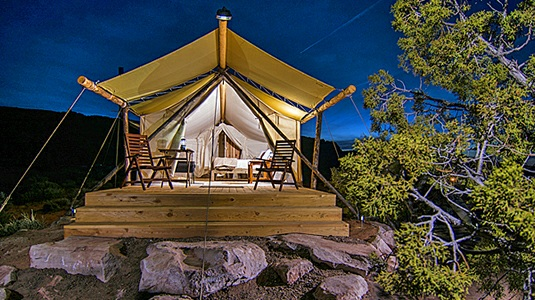 En unik teltlejr med superkomfortable telte med alskens moderne bekvemmeligheder, unikt placeret og med uimodståelig udsigt til stjernerne, når mørket falder på.