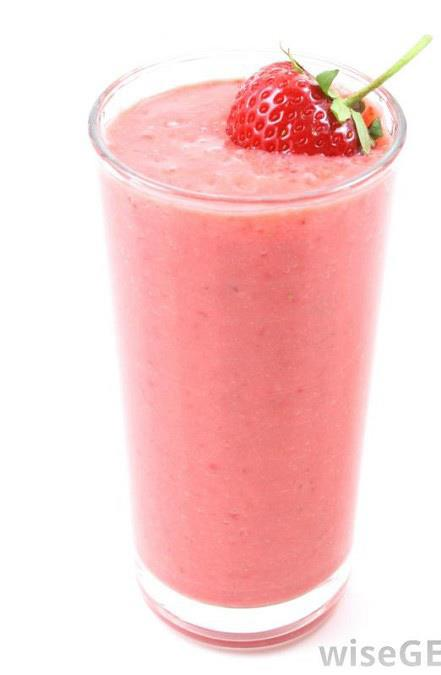 8. Jordbærmilkshake (10 børn) Du skal bruge 1 pose frosne jordbær (250 gram) 1 liter minimælk 2 dl yoghurt 2 modne bananer Sådan gør du Jordbær, banan, mælk og yoghurt blendes sammen til en flot