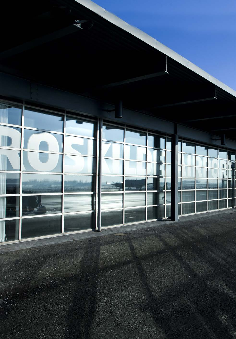 35 LEDELSESBERETNING > PERFORMANCE > SEGMENTERNES RESULTATER Segmenternes resultater ROSKILDE LUFTHAVN Antallet af operationer i Roskilde Lufthavn steg i med 5,5%, mens let af passagerer faldt 1%,