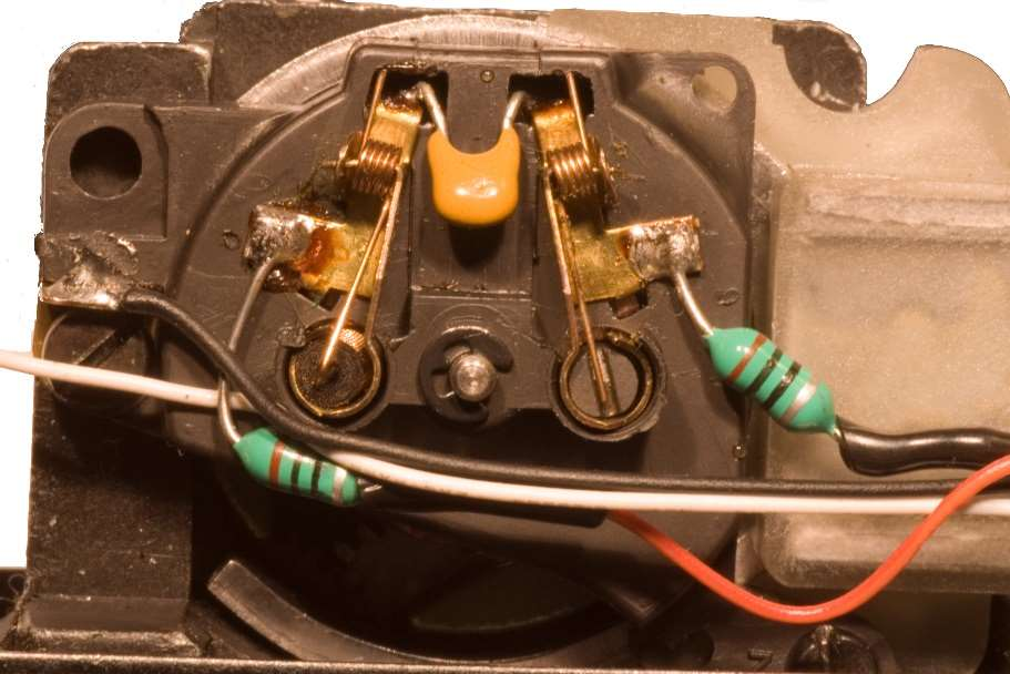 Som det fremgår nedenstående føres ledningerne i krympefix, der ikke varmes op.