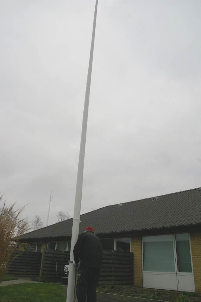 - Det var så på det tidspunkt, at Levehjemmets flagstang havde lagt sig til hvile på taget, lige over hans soveværelse!