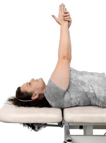 Øvelse 7 Lig på ryggen. Fold hænderne foran kroppen og før armene op over hovedet.