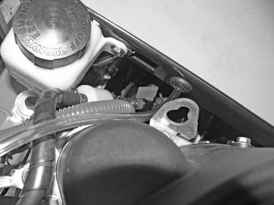 Ventil vist i åben position Motorolie og filter A Lad motoren køle ned, før du skifter motorolien.