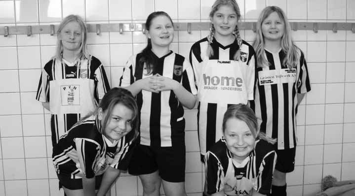 Fodbold Glade piger til fodbold Et hold af 8 glade piger har trænet i hallen hele vinteren og er sammen med træneren Birgit Aupke kommet rigtig godt i gang.