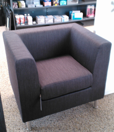 udstillingsmøbler / PKC Ringsted Lounge stol model Qubit med Balder stof fra Kvadrat