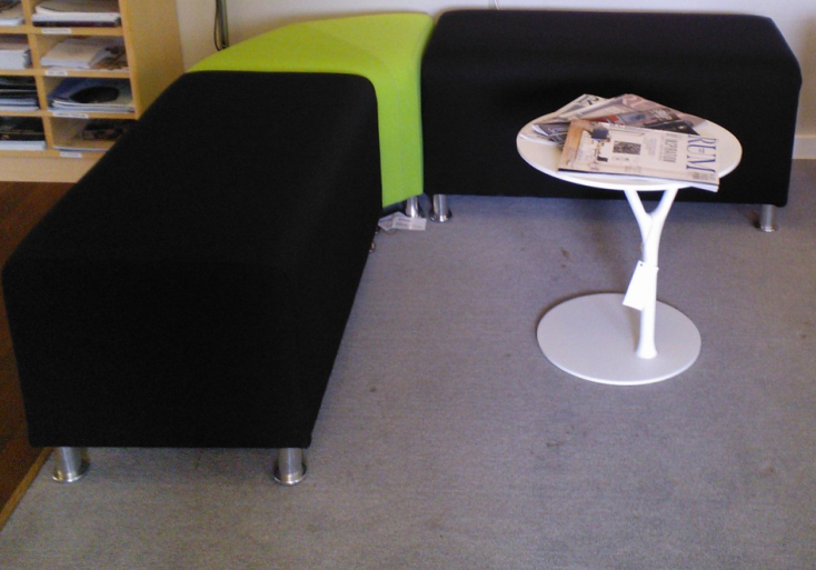 udstillingsmøbler / PKC Holbæk Lounge / Puf opstilling (Figuræ design) 2 sorte moduler + 1 grøn 90gr.