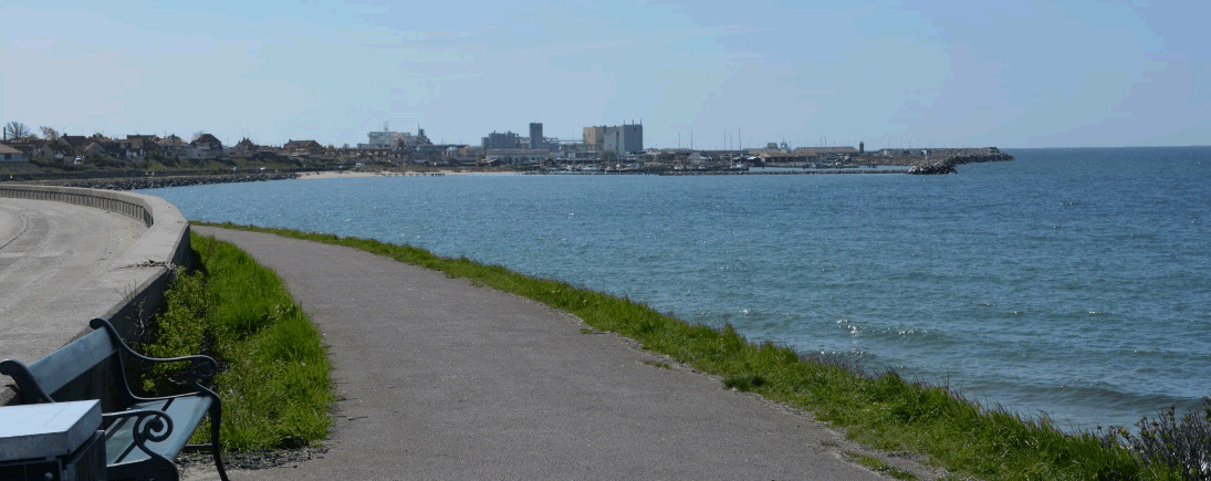 Kysten nord for havnen Bygningerne i den nye havn ventes overvejende skjult bag den