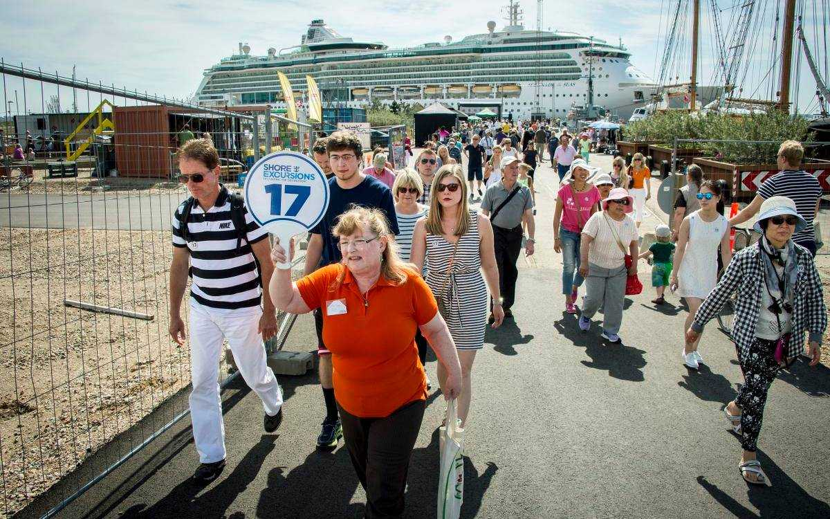 Figur 1.32 Krydstogtturisme (foto: Jyske Vestkysten, 15. august 2015. Der har i perioden 2012-2015 været i gennemsnit 500 passagerer med krydstogtskibene.