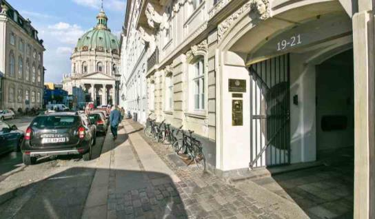 Nytorv LOCATION UK With the best location in Frederiksstaden, a newly renovated office space overlooking Amalienborg and Marmorkirken is for rent.