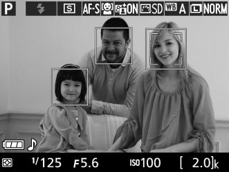 3 Vælg fokuspunktet. 6 (Ansigtsprioriteret AF): En dobbelt gul ramme vises, når kameraet registrerer et portrætmotiv (hvis der registreres flere ansigter, op til højst 35 stk.