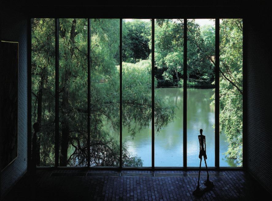 Naturen danner bagtæppe for flere af salene, idet store glaspartier åbner museet op for de umiddelbare omgivelser. Her ses Giacometti-salen med Søhaven bagved.