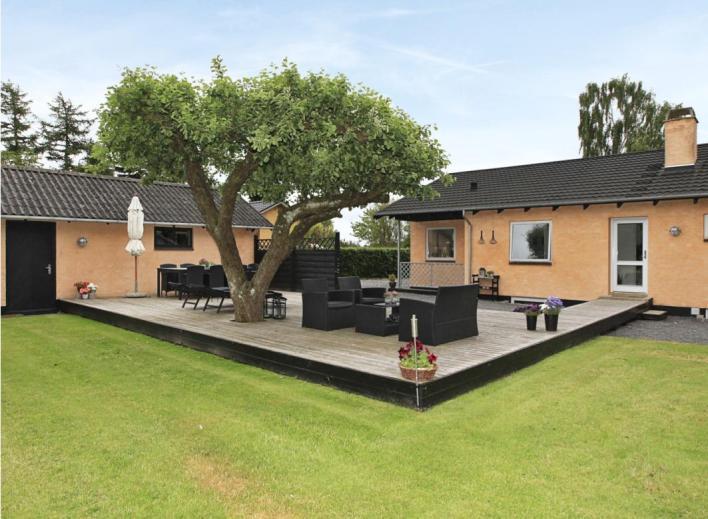 Denne skønne ejendom er beliggende i Gevninge 10 minutters kørsel fra Roskilde centrum, på en helt fantastisk og dejlig