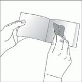 2. Tag plasteret ud af brevet. 3. Den klæbende side af plasteret er dækket af en gennemsigtig aftagelig beskyttelsesfilm.