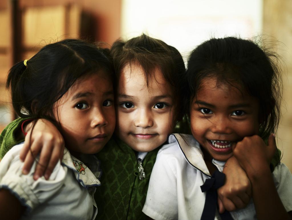 SOS-BØRNEBYEN I BATTAMBANG Børnebyen i Battambang har siden 2006 givet forældreløse og udsatte børn en tryg barndom. Der bor over 140 børn i børnebyen fordelt på 15 familiehuse. HVEM FÅR HJÆLP?