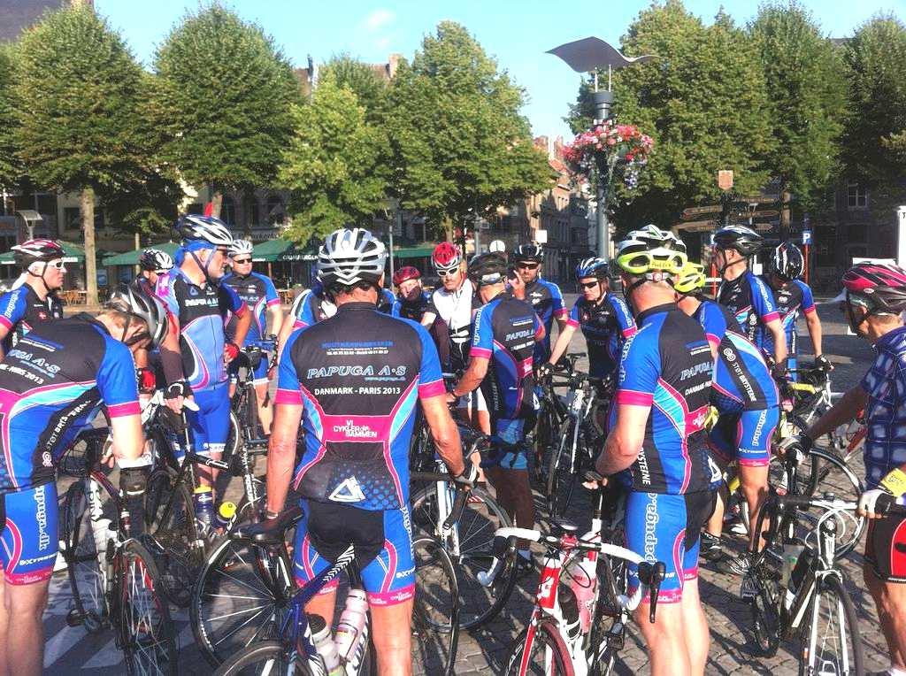 Vores flotte teamtøj i Vi Cykler Sammen. Den lyserøde farve fortæller, at vi støtter brysterne økonomisk.