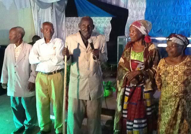 Turen til Tanzania I oktober rejste Peter sammen med ledere fra vores menighed i Blåhøj til Tanzania for at fejre 50års jubilæet i Singida menighed, siden Ulla og Alfred startede arbejdet dér i 1962.