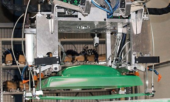 Plastemner i stor volumen med høje kvalitetskrav fremstilles på automatiske produktionslinjer, hvor fremstillingsmaskinerne betjenes af robotter. Dette sikrer en høj, ensartet kvalitet.