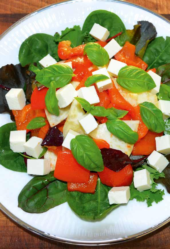 Salater 147 Salat med bagt peberfrugt Salaten egner sig godt til aftenmåltidets røde kød, fx til skiver af roastbeef. Den kan også bruges som tilbehør til opskriften Orientalske kødboller (s.