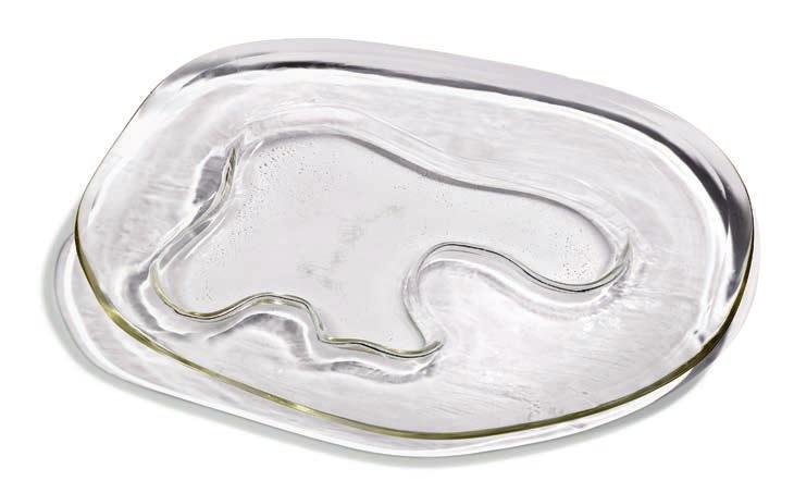 1156 1156 ALVAR AALTO b. Kuortane 1898, d. Helsinki 1976 Oval dish of transparent, mould blown glass. Unsigned. Made by Iittala, Finland. H. 2,5-3,3 cm. L. 39 cm.